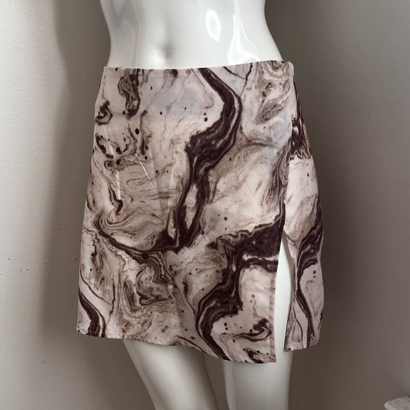 Marble Print Mini Skirt size small with side slit & Side Zipper, barely worn - Picture 2 of 9